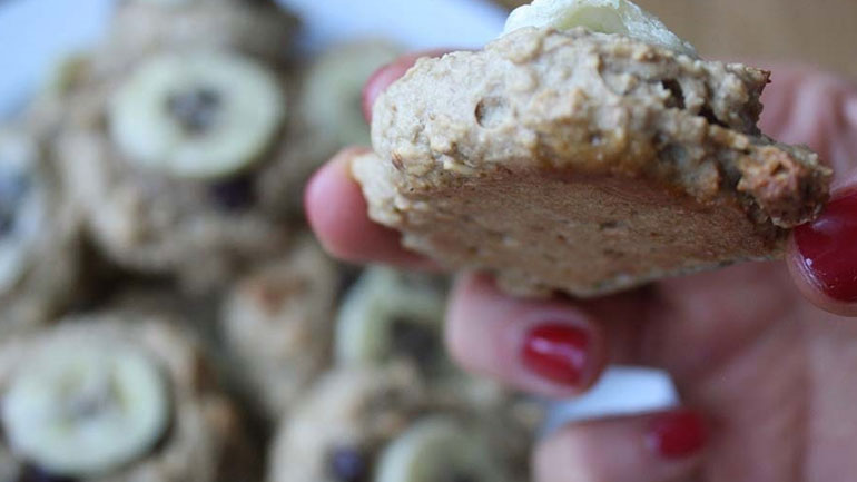 Φτιάξτε μπισκότα μπανάνας χωρίς βούτυρο και αλεύρι