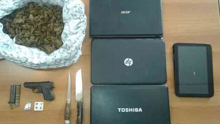 «Τσάκωσαν» ηλικιωμένη με ποσότητα χασίς και πιστόλι