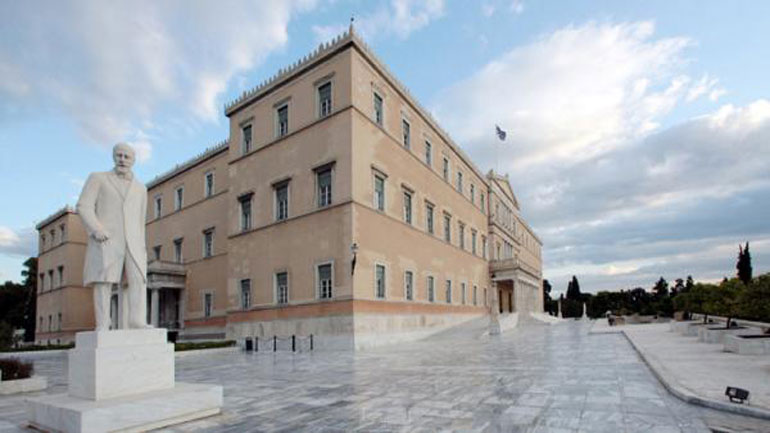 Μαδάνε μαργαρίτες για τον μήνα των εκλογών