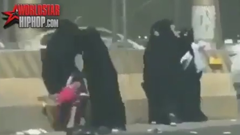 Μπούρκα με… μπούρκα πιάστηκαν πέντε γυναίκες – Το παιδί της μίας πέφτει στον δρόμο