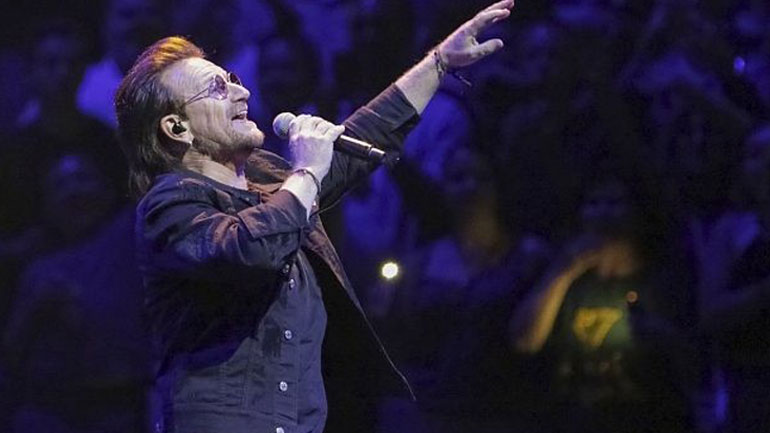 Ο Μπόνο έκανε ναζιστικό χαιρετισμό κοροϊδεύοντας τους Σουηδούς ακροδεξιούς σε συναυλία στο Παρίσι