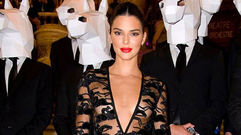 Η λαμπερή εμφάνιση της Kylie Jenner στο Παρίσι με εντυπωσιακό naked dress