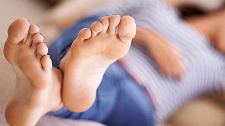 Πέντε σοβαρά προβλήματα υγείας αποκαλύπτουν τα πόδια