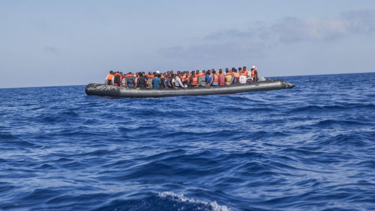 Στην Πύλο μεταφέρθηκαν από δύο σκάφη του Λιμενικού οι 65 πρόσφυγες που εντοπίστηκαν σε λέμβο