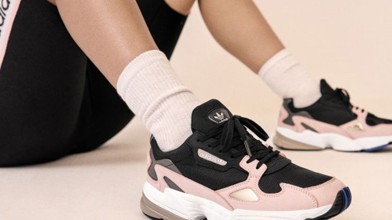 Η Kylie Jenner πρωταγωνιστεί στη νέα καμπάνια του sneaker Falcon της adidas Originals