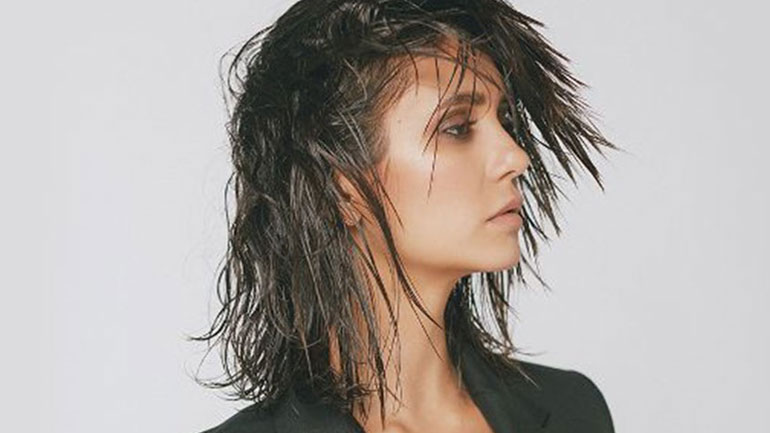 Η Nina Dobrev μας δείχνει τα καλλυντικά που έχει πάντα μέσα στο νεσεσέρ της!