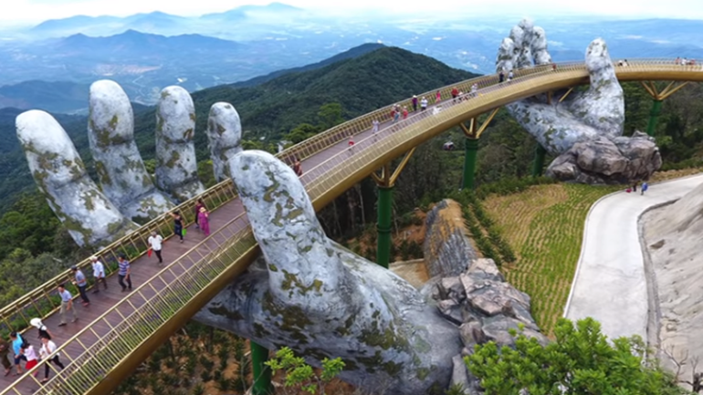 Βιετνάμ: Ίσως η πιο περίεργη -και ατμοσφαιρική- γέφυρα του κόσμου