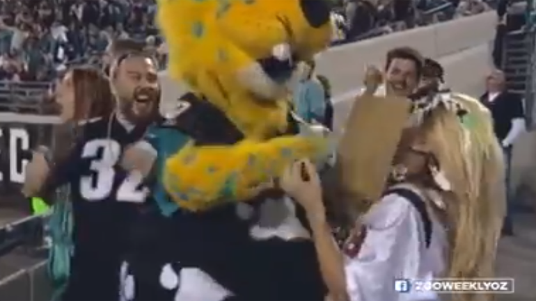 Όταν η νευρική μασκώτ τα βάζει με ενοχλητική μαζορέτα