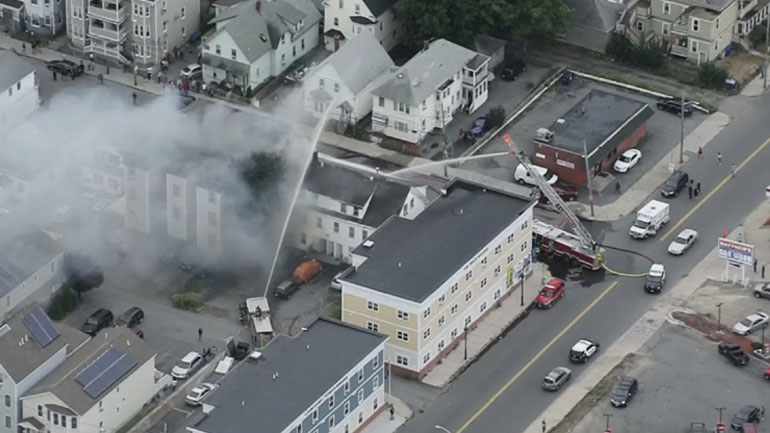 Ένας νεκρός και 12 τραυματίες από εκρήξεις λόγω διαρροής αερίου στη Βοστώνη Ένας νεκρός και 12 τραυματίες από εκρήξεις λόγω διαρροής αερίου στη Βοστώνη