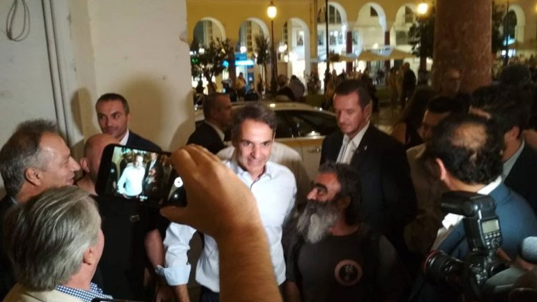 Θεσσαλονίκη: Βόλτα Μητσοτάκη στα στέκια νεολαίας – Συζητήσεις με στελέχη της ΝΔ και πολίτες