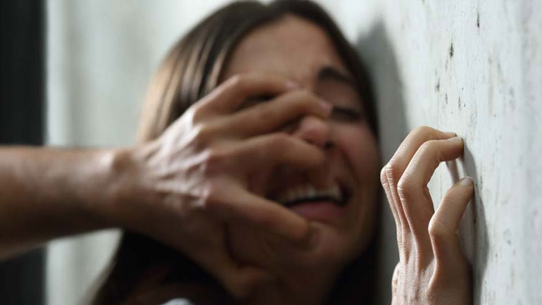 Ζεφύρι: Βίασαν άγρια γυναίκα και την πέταξαν μισοπεθαμένη στο δρόμο