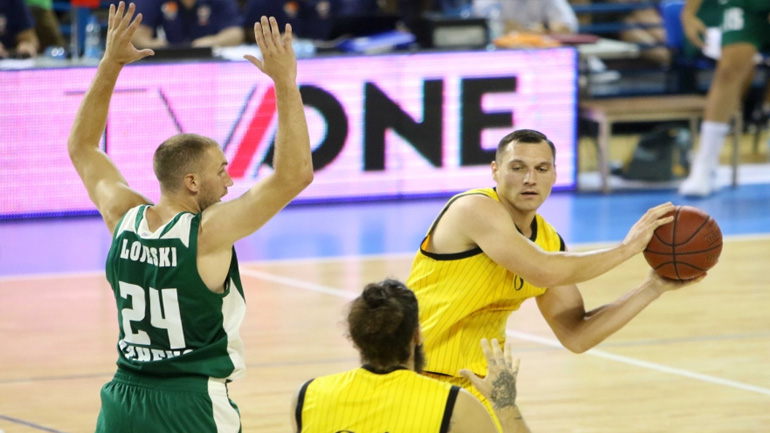 Με «βόμβα» του Ματσιούλις η ΑΕΚ, 82-81 τον Παναθηναϊκό στην Κύπρο