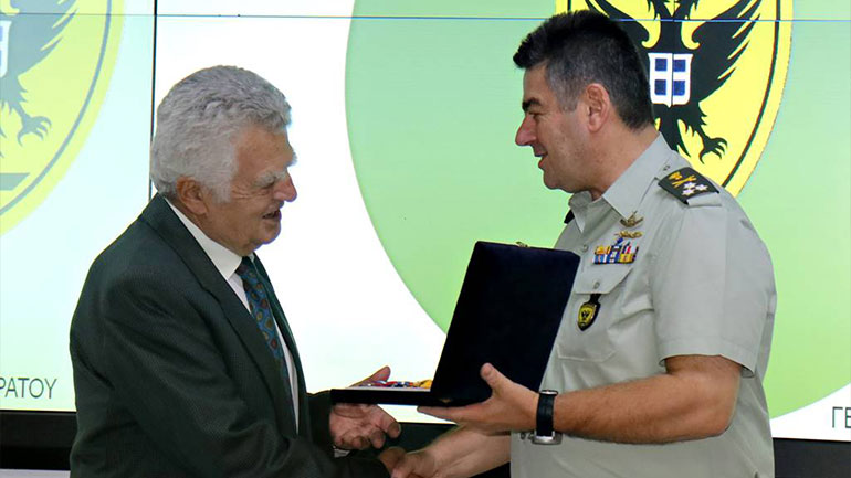 Ταξίαρχος έχασε τα μετάλλια του στη φωτιά και το ΓΕΣ τα αποκατέστησε