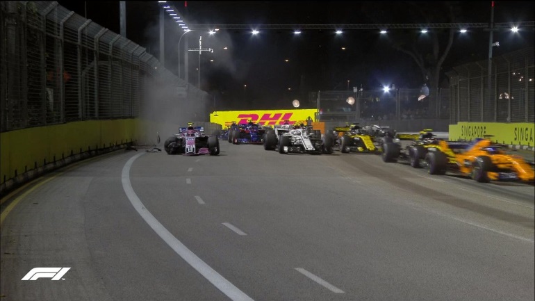 Λίγο μετά την εκκίνηση και η σύγκρουση του Ocon με τον ομόσταυλό του Perez έβγαλε στην πίστα το αυτοκίνητο ασφαλείας