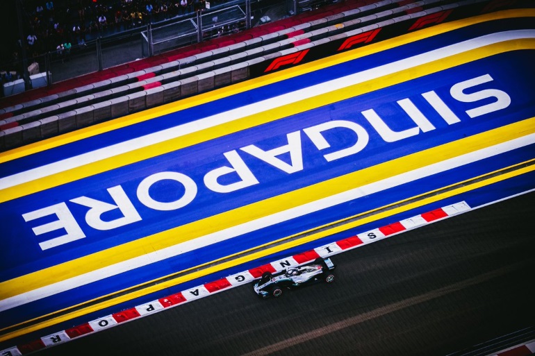 Μεγάλη νίκη για τον Hamilton στη Σιγκαπούρη...