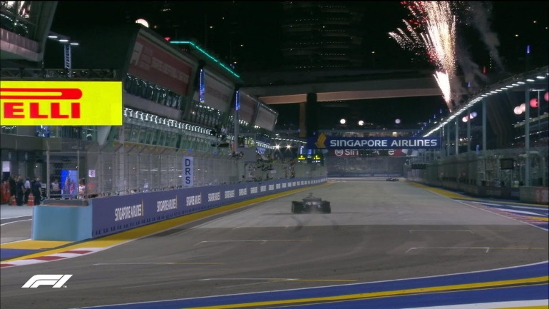 O Hamilton ολοκληρώνει τον αγώνα και βλέπεις πρώτος την καρό σημαία...