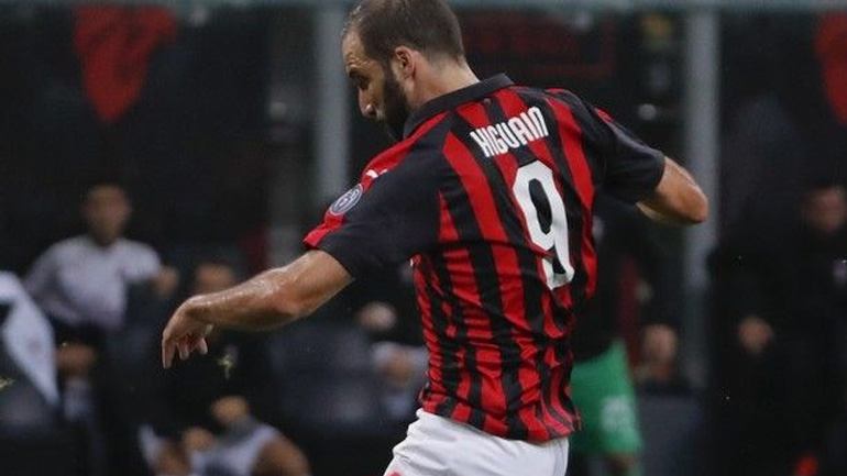 «Κόλλησε» στη Σαρδηνία η Μίλαν