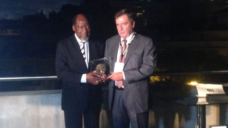 Στον πρώην πρόεδρο της Μοζαμβίκης Χοακίμ Τσισάνο απονεμήθηκε το Βραβείο Δημοκρατίας της πόλης των Αθηνών