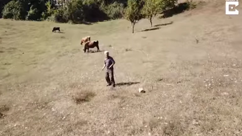 Πώς αντιδράει ένας βοσκός όταν βλέπει drone για πρώτη φορά;