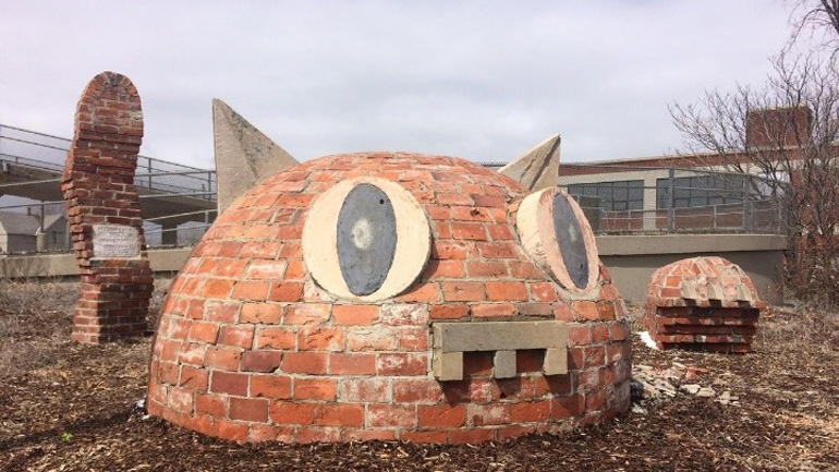 Η «Μνημειώδης Γατούλα» του Ντιτρόιτ χαιρετά τα αυτοκίνητα