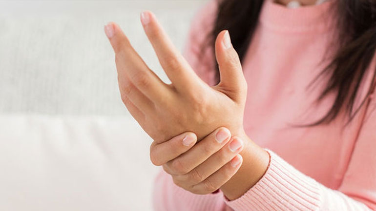 Oι λόγοι που μουδιάζουν τα χέρια κατά τη διάρκεια της νύχτας