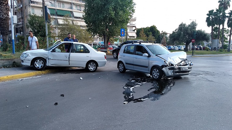 Καλαμάτα: Τροχαίο ατύχημα λόγω παραβίασης κόκκινου σηματοδότη Καλαμάτα: Τροχαίο ατύχημα λόγω παραβίασης κόκκινου σηματοδότη