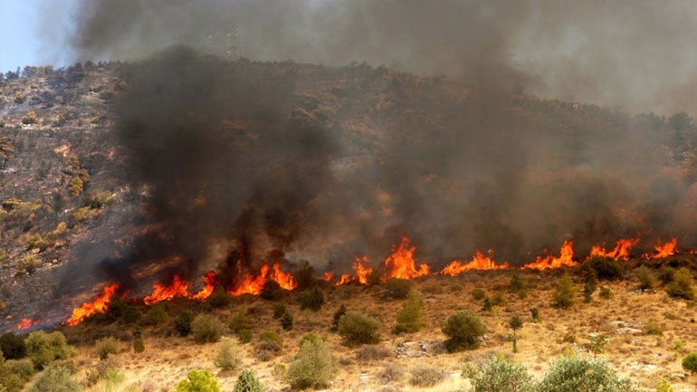 Ζάκυνθος: Σε πλήρη εξέλιξη η πυρκαγιά στο χωριό Κοιλιωμένος