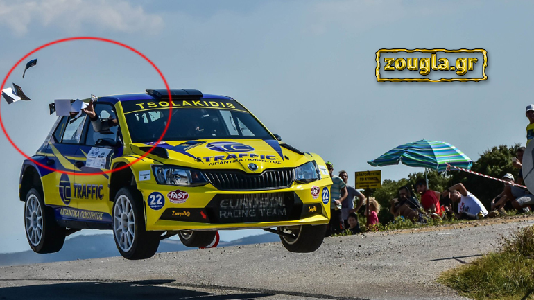 O οδηγός… πέταγε και ο συνοδηγός έριχνε αυτόγραφα από το παράθυρο!