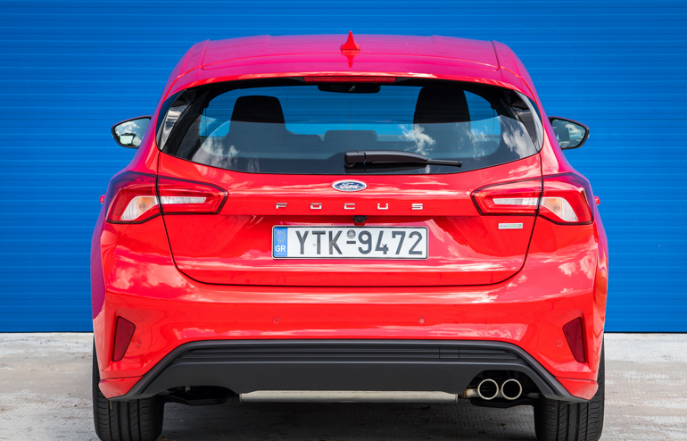 Το λογότυπο του μοντέλου γραμμένο με μεγάλα γράμματα στην πίσω πόρτα