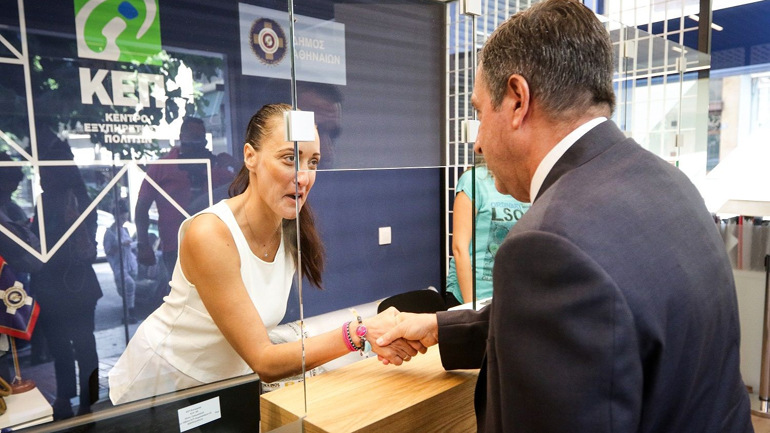 Ο Καμίνης εγκαινίασε το νέο ΚΕΠ στην πλατεία Βικτωρίας