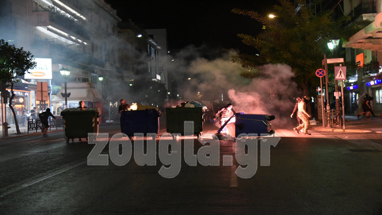 Ένταση στην πορεία για τα 5 χρόνια από τη δολοφονία του Παύλου Φύσσα Ένταση στην πορεία για τα 5 χρόνια από τη δολοφονία του Παύλου Φύσσα