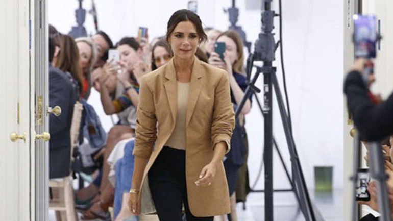 Η Victoria Beckham παρουσίασε για πρώτη φορά τη νέα της συλλογή στο Λονδίνο!