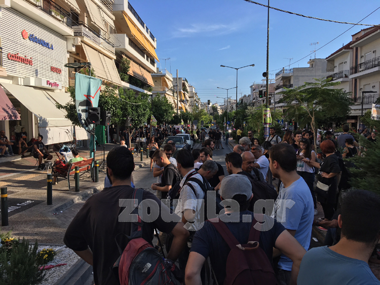 Ώρα 17.27: Πλήθος κόσμου έχει αρχίσει να συγκεντρώνεται στο Κερατσίνι