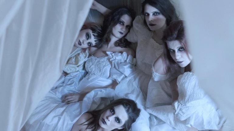 «Γυναίκες από χώμα»: Η υπόθεση των οροθετικών γυναικών που συγκλόνισαν το πανελλήνιο