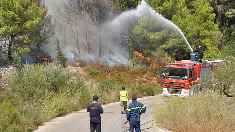 Ζάκυνθος: Σε εξέλιξη μεγάλη πυρκαγιά στο χωριό Κοιλιωμένος