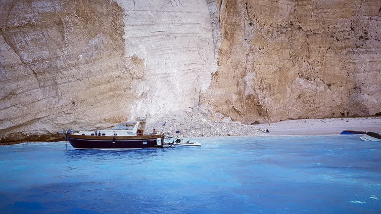 Μεταλλικά φράγματα στην παραλία ”Ναυάγιο”