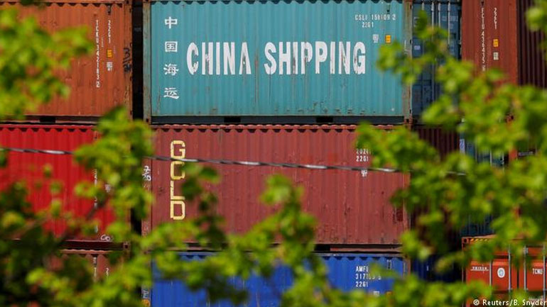 DW: Χιονοστιβάδα δασμών σε κινεζικά προϊόντα