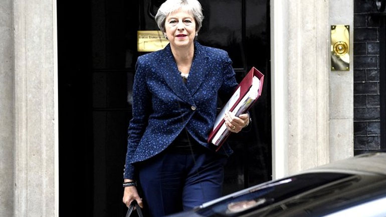Η Μέι καλεί την ΕΕ να «εξελίξει» τη θέση της για το Brexit
