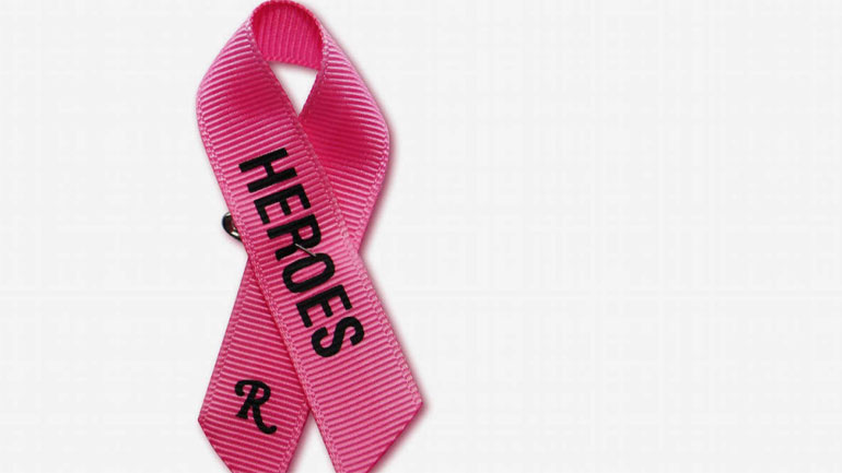 Ο Ραφ Σίμονς αλλάζει τη ροζ κορδέλα κατά του καρκίνου του μαστού