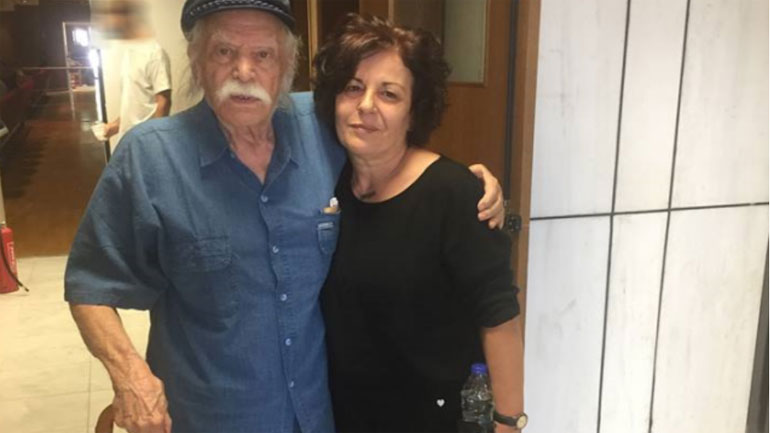 Ο Μανώλης Γλέζος στο πλευρό της Μάγδας Φύσσα: «Η μάνα του Παύλου δεν μπορεί σε αυτή τη δίκη να είναι μόνη της»
