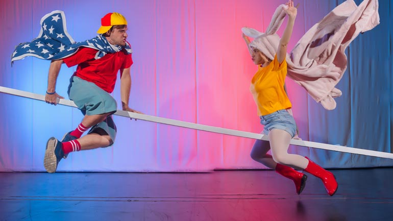 «Η τραμπάλα» του Στιούαρτ Μέλτον στο Μικρό Εθνικό