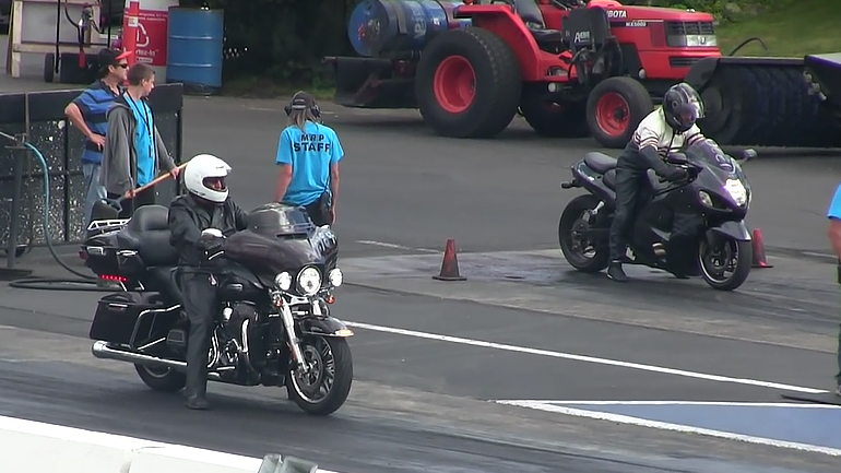 Harley εναντίον Hayabusa; Μετράει το στυλ!