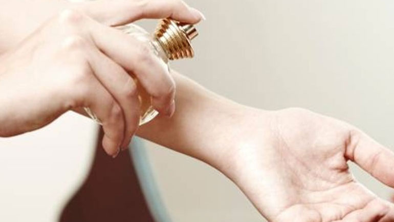 4 λόγοι που εξηγούν γιατί το άρωμά σου δεν διαρκεί πολύ!