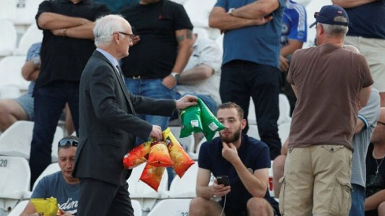 O πρόεδρος της Τσέλσι μοίρασε πατατάκια στους οπαδούς των Λονδρέζων στην Τούμπα