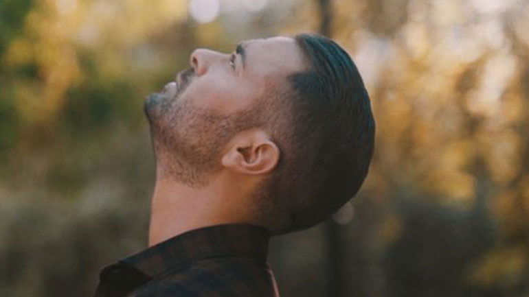 Ηλίας Βρεττός: Το συγκινητικό μήνυμα για το νέο του τραγούδι «Η Αγάπη Μπορεί» Ηλίας Βρεττός: Το συγκινητικό μήνυμα για το νέο του τραγούδι «Η Αγάπη Μπορεί»