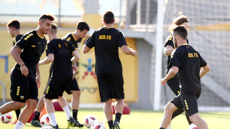 Από το αεροδρόμιο στα Σπάτα για προπόνηση οι παίκτες της ΑΕΚ