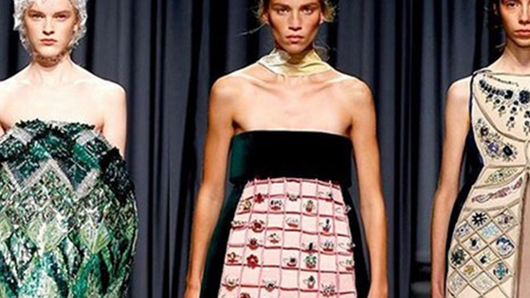 Mary Katrantzou: Εμπνευσμένη από γυναικεία μπουκαλάκια αρωμάτων η καλοκαιρινή κολεξιόν της σχεδιάστριας