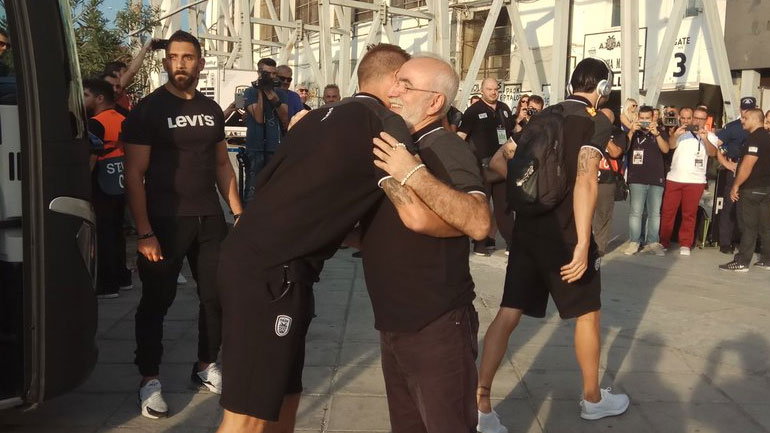 Η υποδοχή του Ιβάν Σαββίδη στην αποστολή του ΠΑΟΚ πριν το ματς με την Τσέλσι