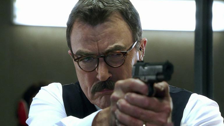 Ο Τομ Σέλεκ παραιτήθηκε από την Εθνική Ένωση Όπλων