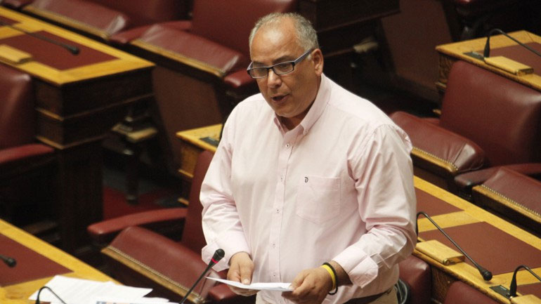 Με το ένα πόδι έξω από την Ένωση Κεντρώων